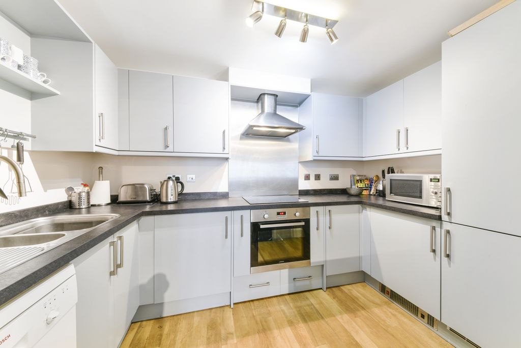 Property photo 3 of 18 Kitchen