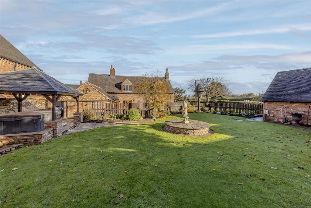 Property photo 1 of 52 Outside