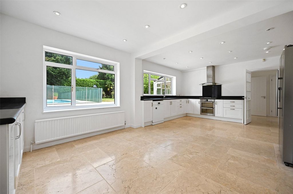 Property photo 2 of 16 Picture No. 12