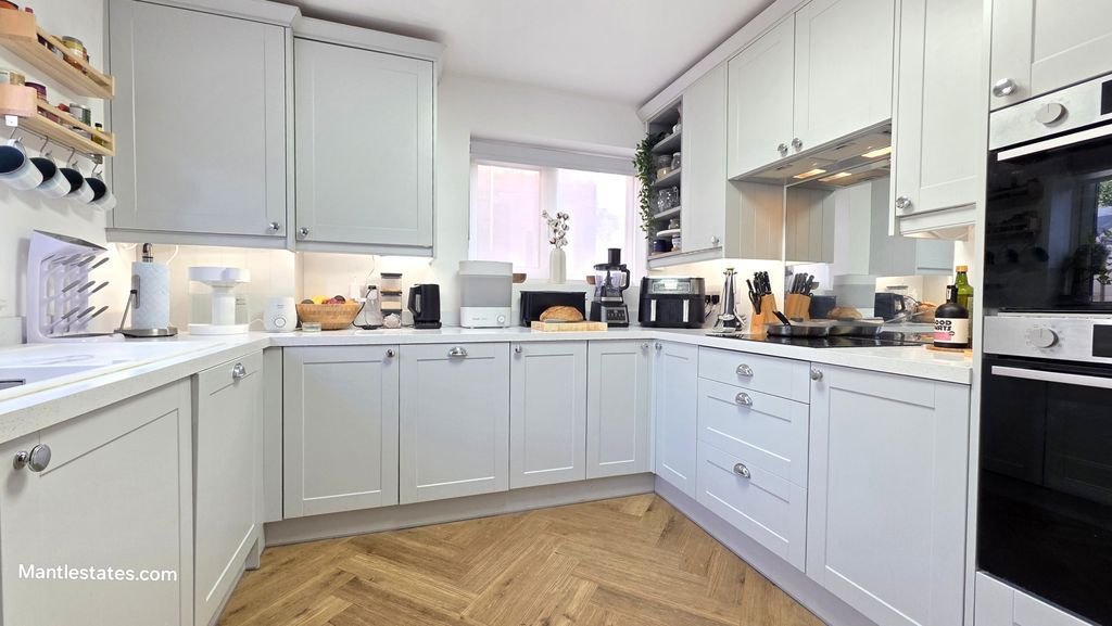 Property photo 2 of 19 Kitchen