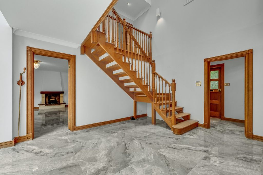Property photo 3 of 24 Entrance Hall