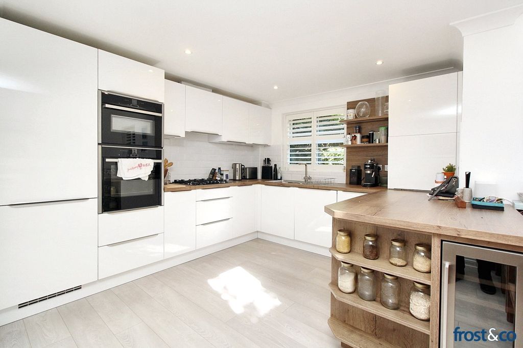 Property photo 3 of 17 Kitchen