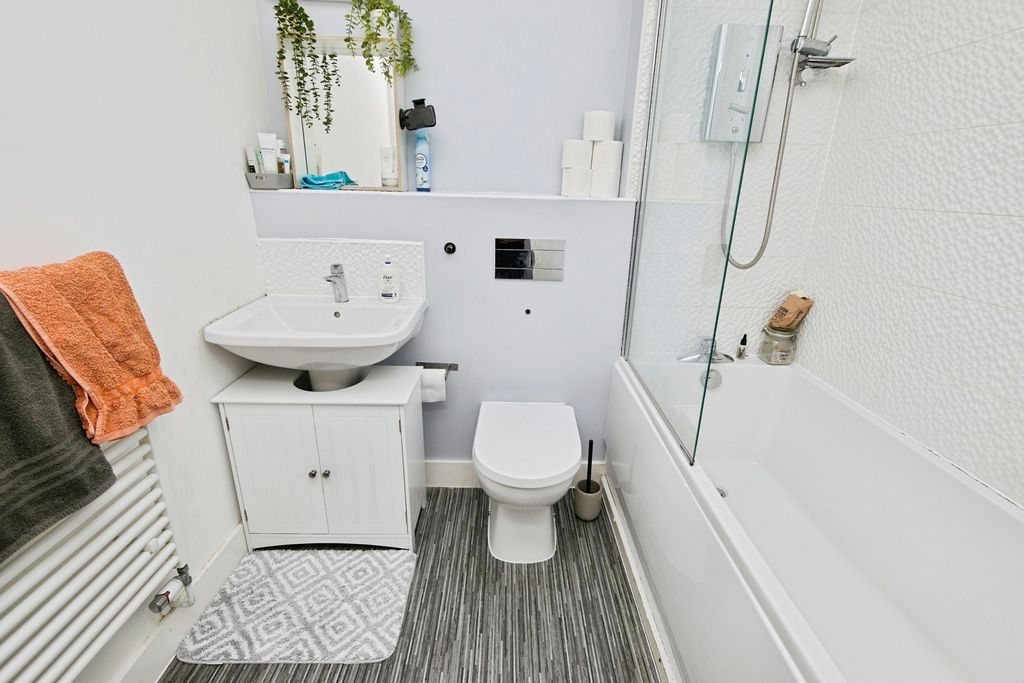 Property photo 3 of 17 Bathroom