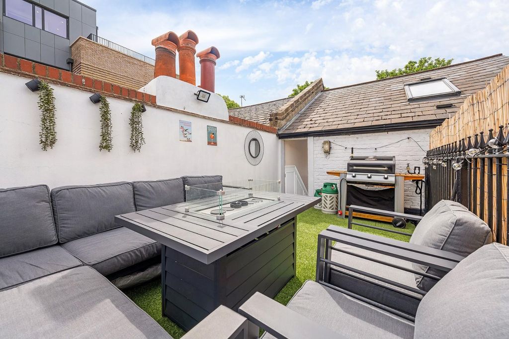 Property photo 2 of 15 Roof Terrace (2).Jpg