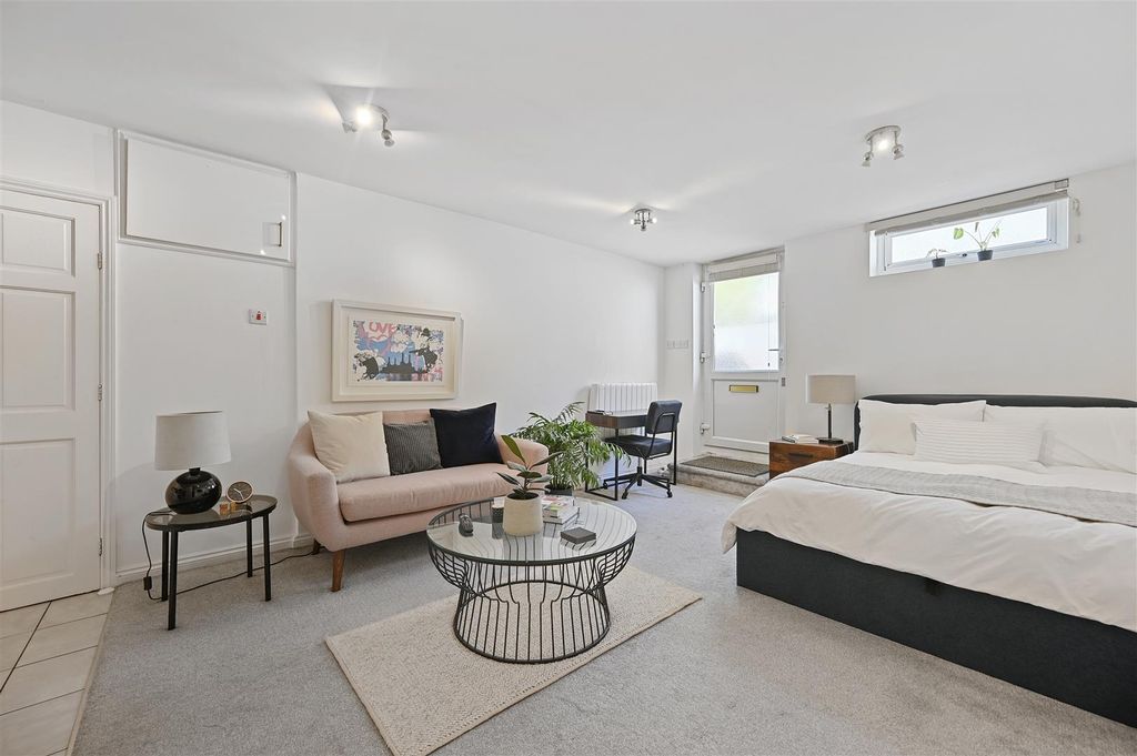 Property photo 1 of 7 Bcfbl - Askew Road - Studio (1)-1.Jpg
