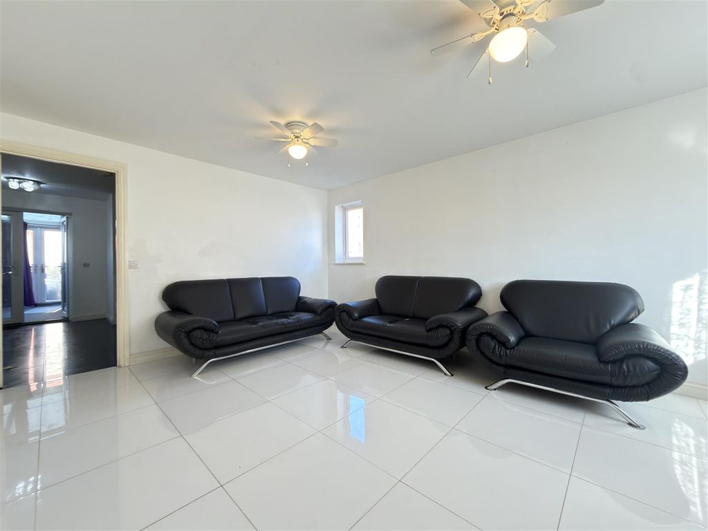 Property photo 2 of 22 Lounge