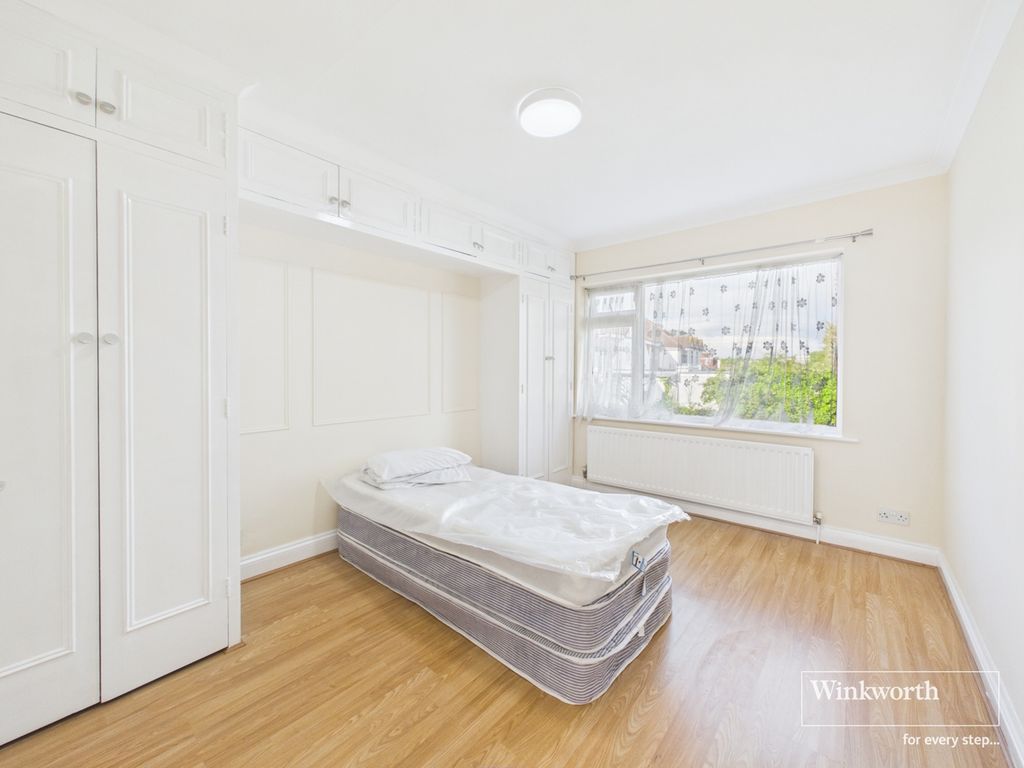 Property photo 3 of 9 Bed 1