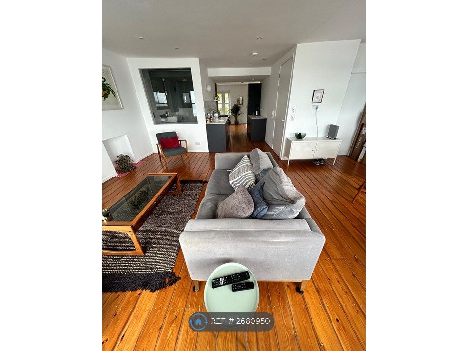 Property photo 3 of 9 Lounge