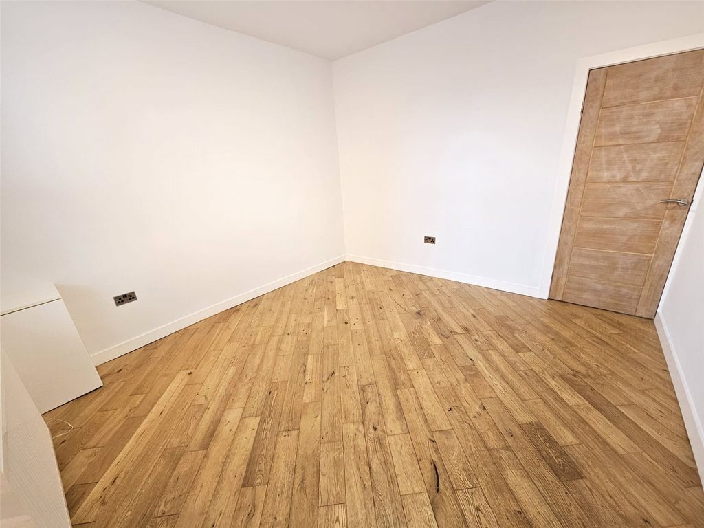 Property photo 2 of 12 Picture No. 16