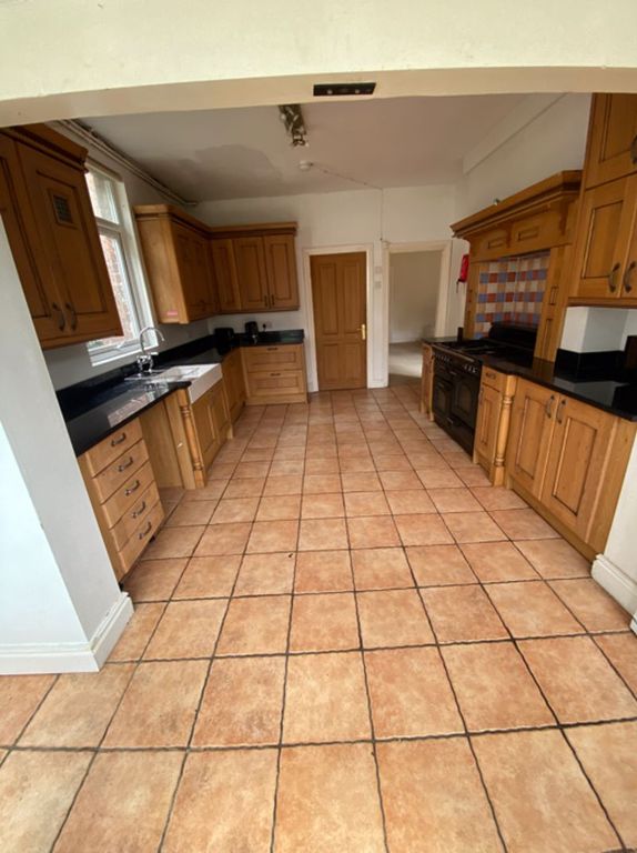 Property photo 2 of 11 Kitchen