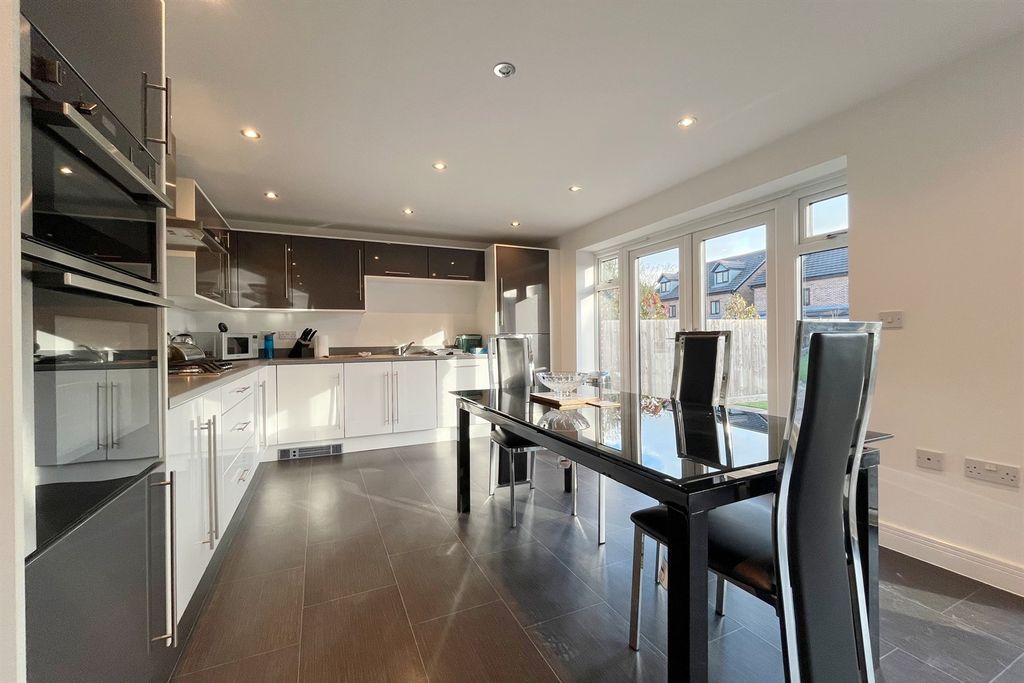 Property photo 3 of 16 Kitchen Diner