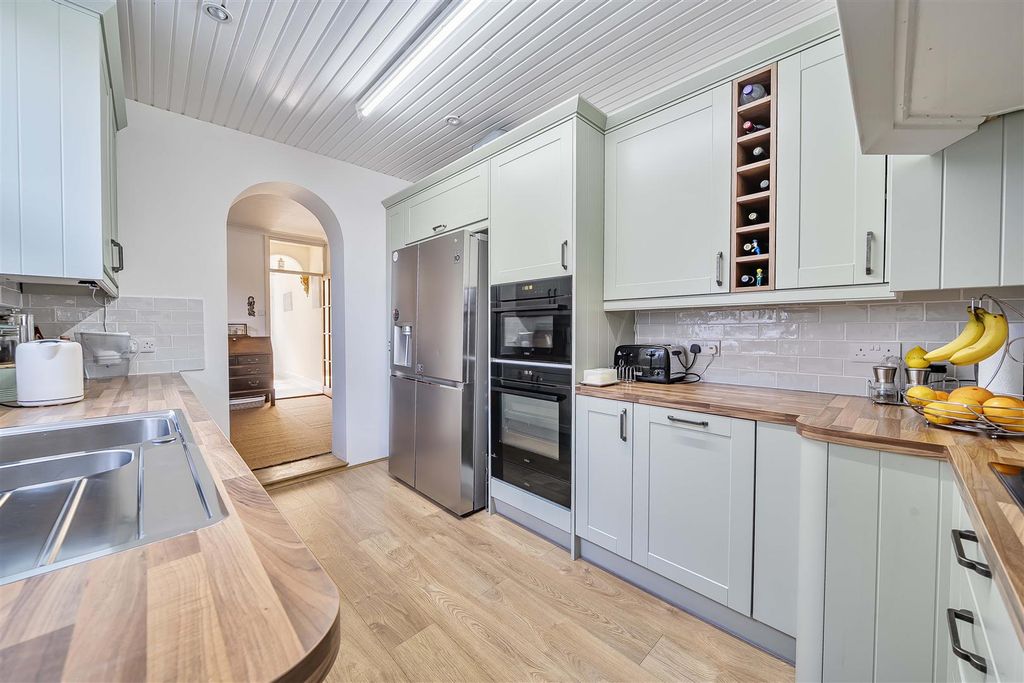 Property photo 1 of 19 Kitchen