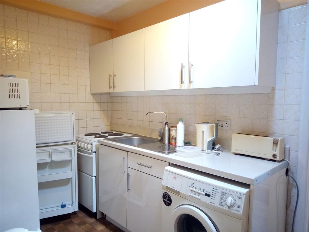 Property photo 3 of 7 Kitchen.Jpg