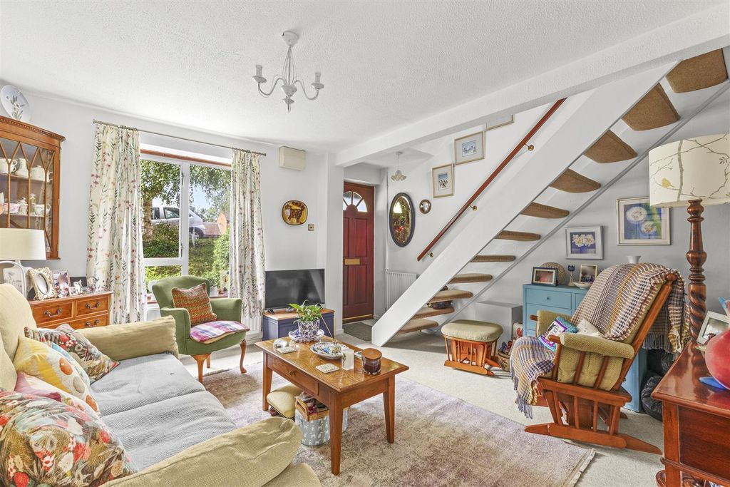 Property photo 2 of 14 10 Portway Drive, Hp12 4Au-5.Jpg