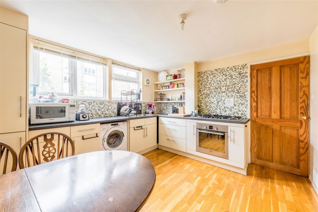 Property photo 2 of 21 63 Burstead Close-5.Jpg