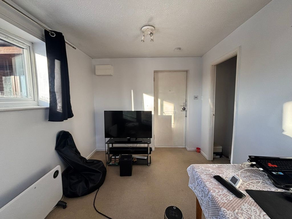 Property photo 3 of 8 Studio