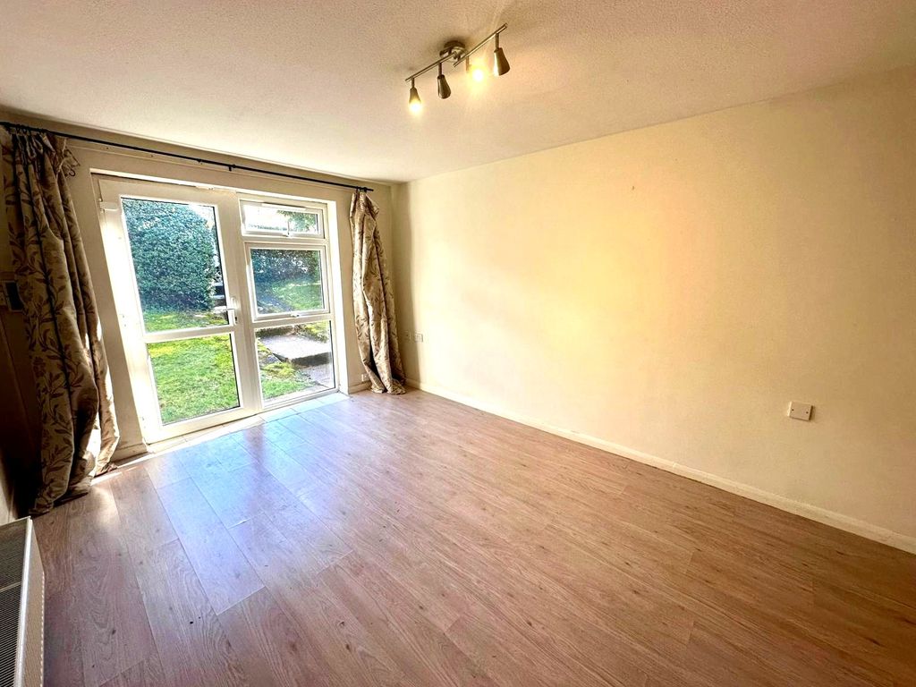 Property photo 3 of 11 Living Room
