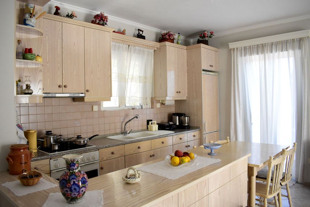 Property photo 3 of 9 Kitchen