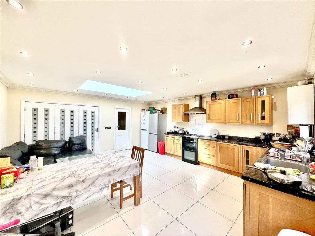 Property photo 2 of 9 Kitchen