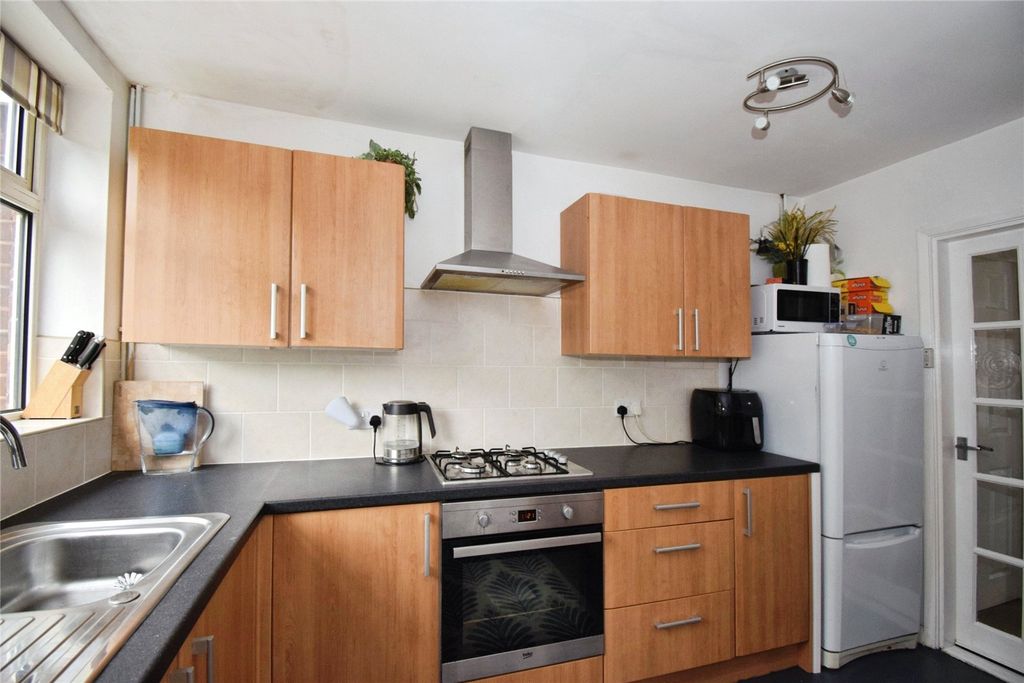 Property photo 3 of 19 Kitchen