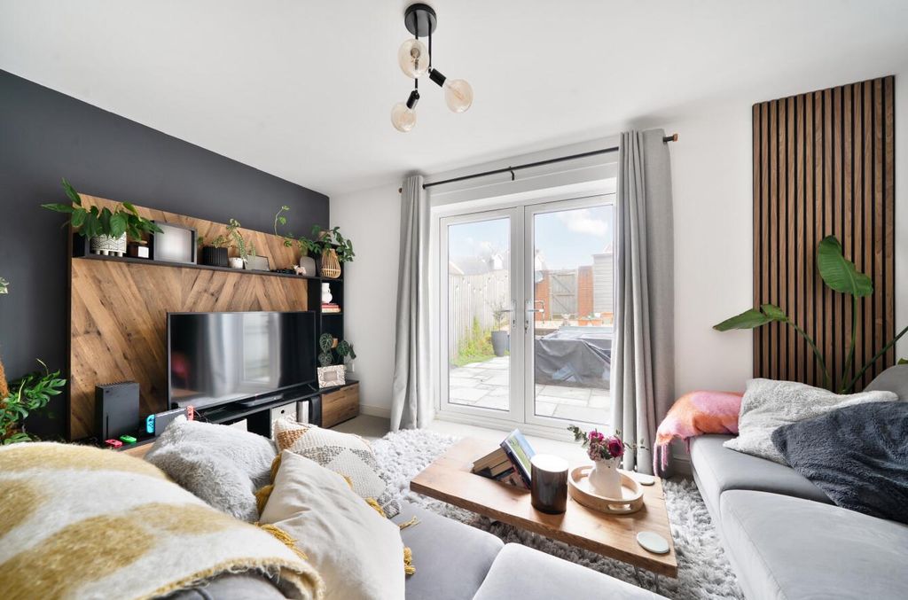 Property photo 3 of 11 1410306-5-698F027...