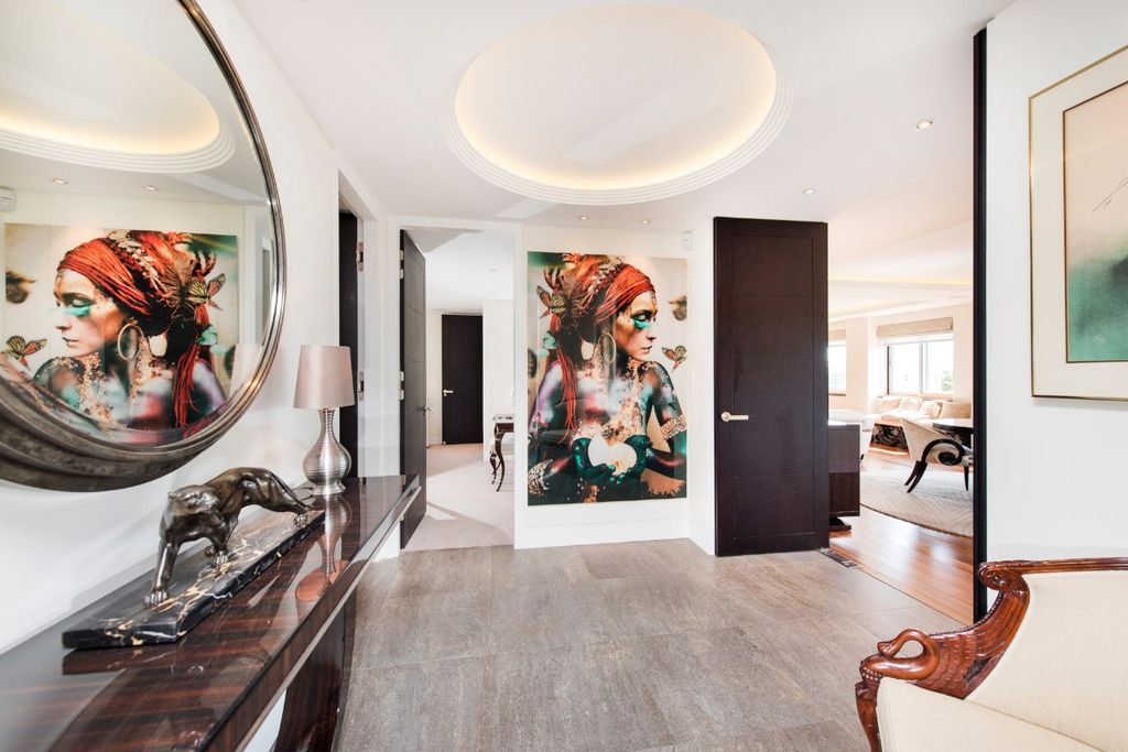 Property photo 3 of 10 Hallway