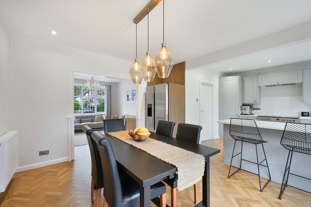 Property photo 3 of 27 Chantry Hurst