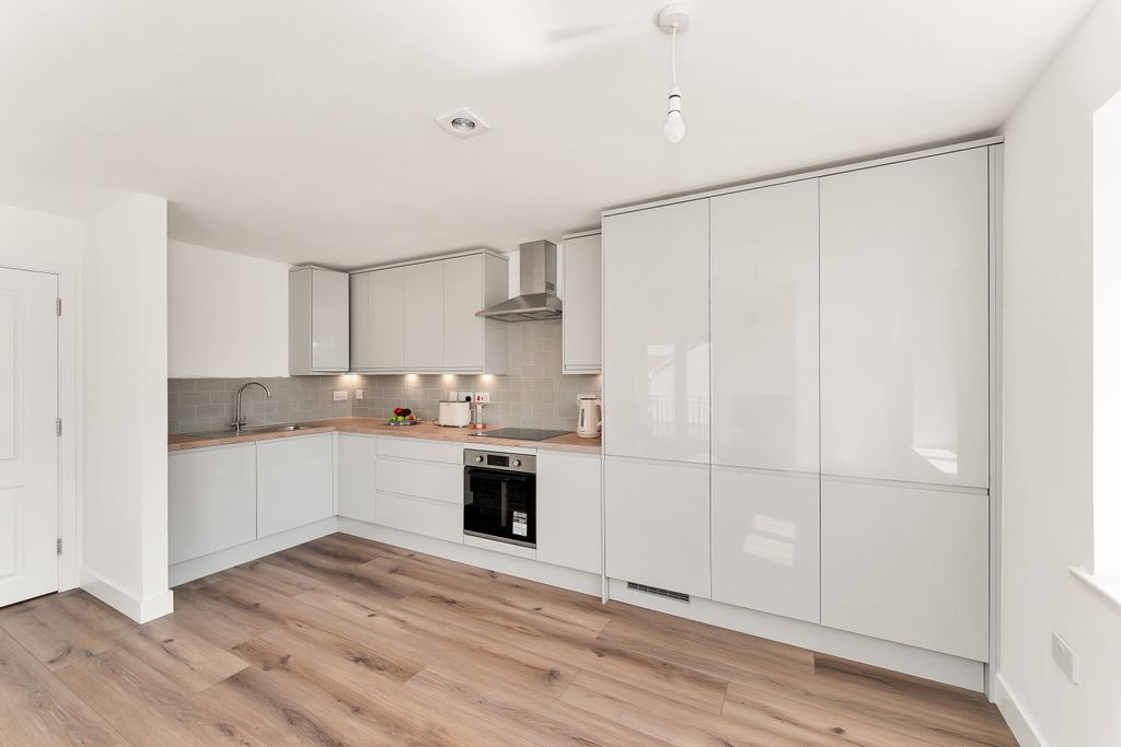 Property photo 3 of 11 Kitchen