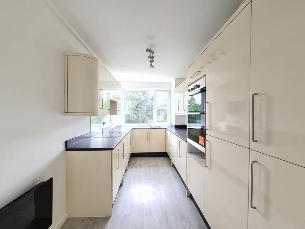 Property photo 2 of 11 Kitchen