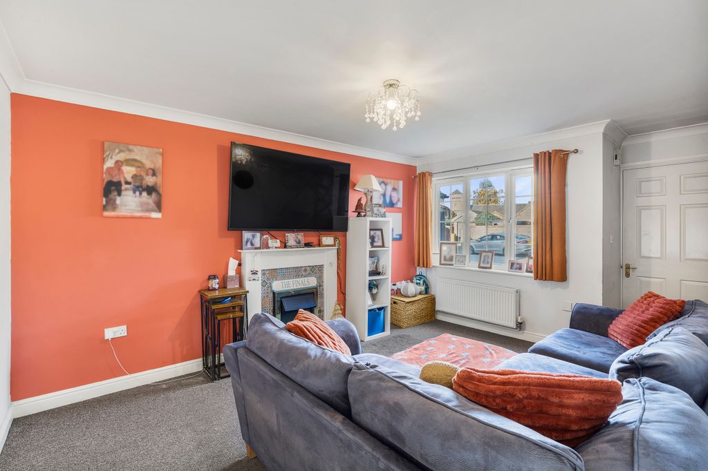 Property photo 2 of 13 Lounge 2