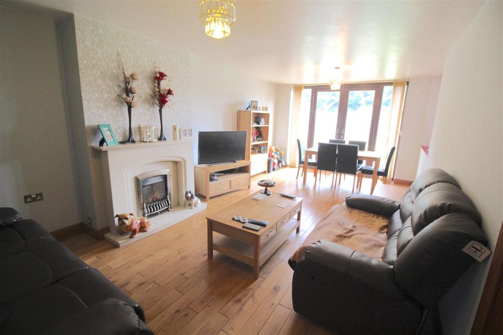 Property photo 3 of 14 Lounge