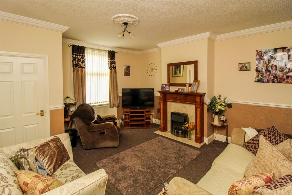 Property photo 3 of 7 Lounge