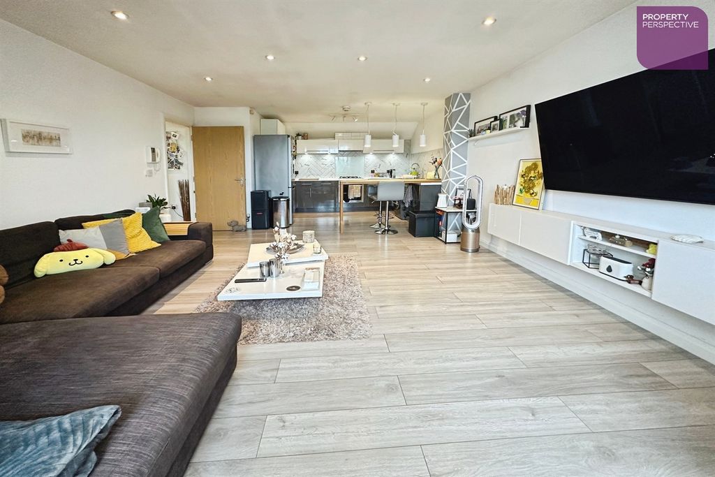 2 bed flat for salePriestfields, Leigh WN7 photo 4