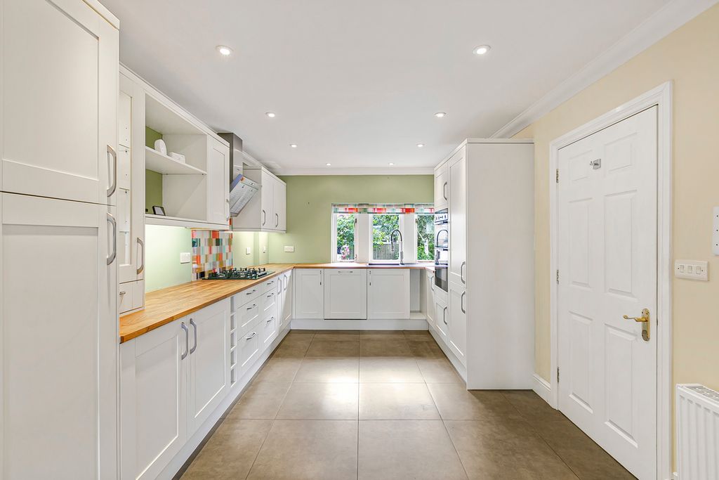 Property photo 3 of 17 Kitchen