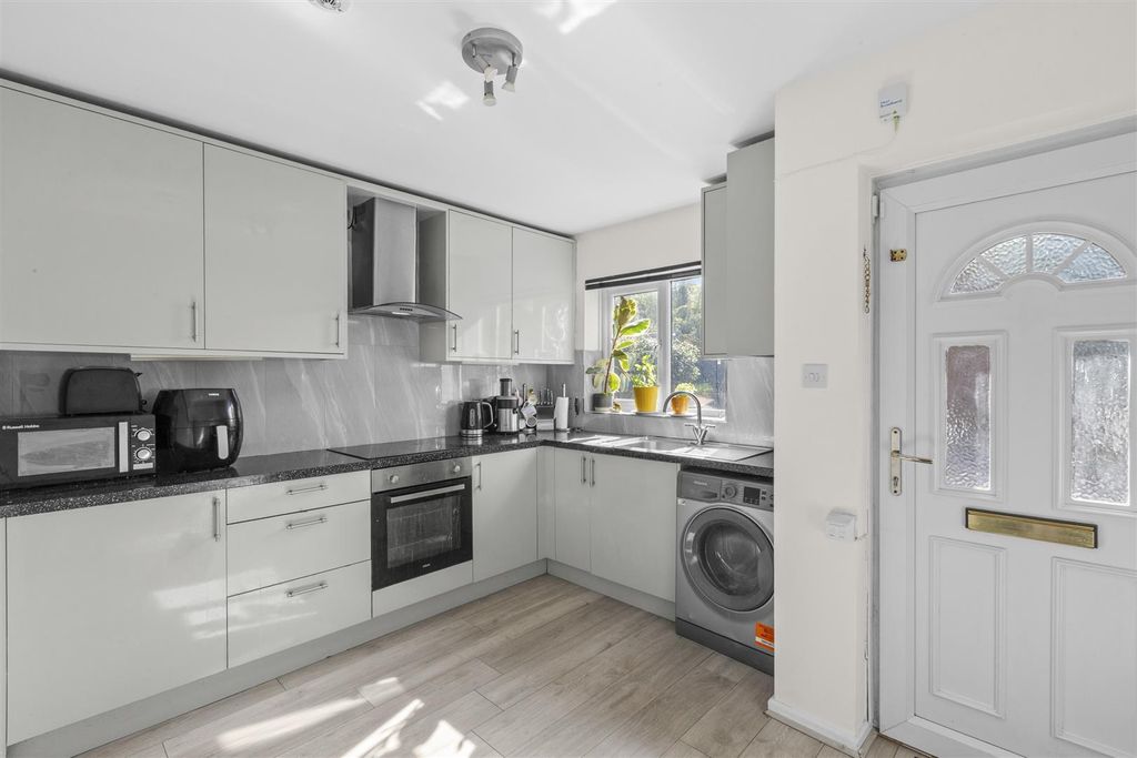 Property photo 3 of 14 Charnwood Close-10.Jpg