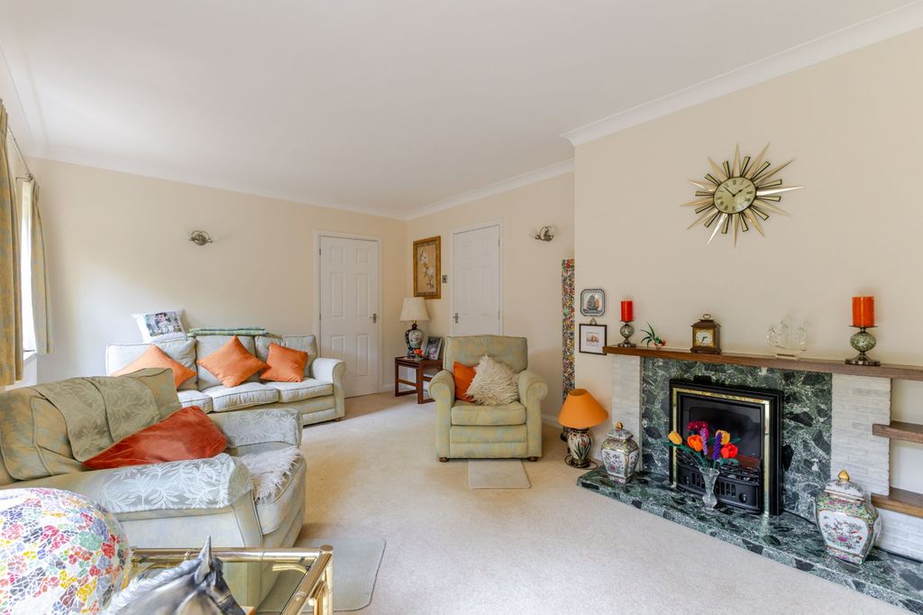 Property photo 2 of 16 Sitting Room