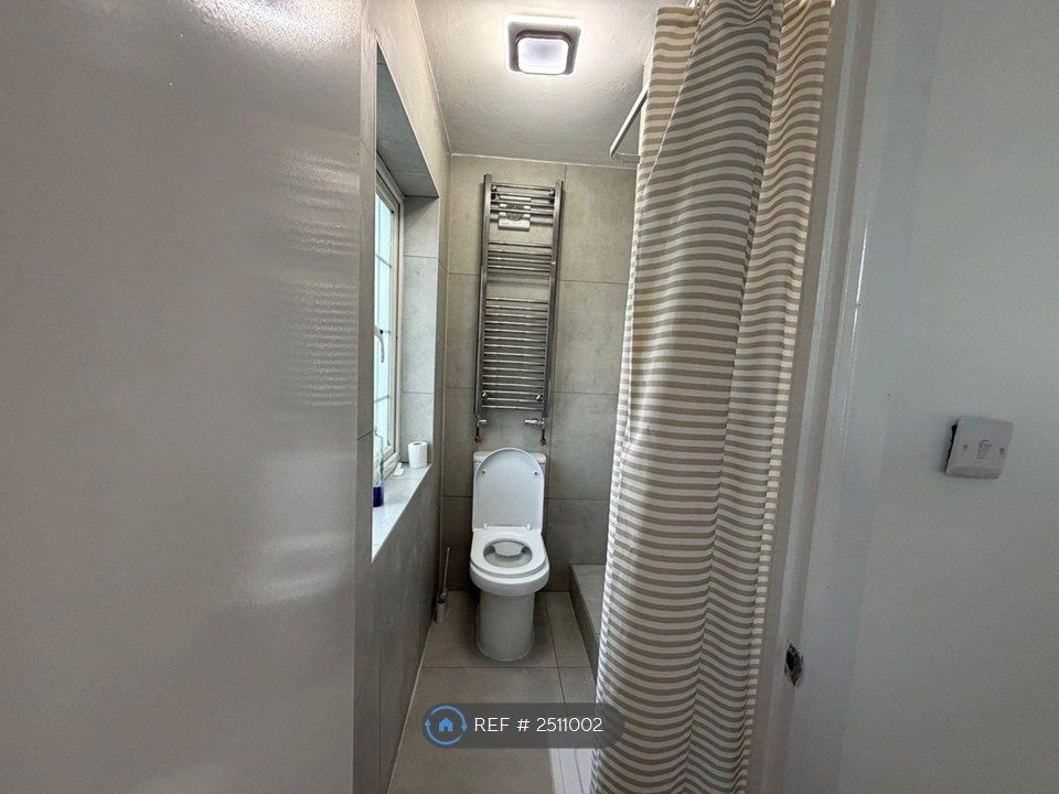 Property photo 3 of 7 Ensuite Bathroom (Shower/Toilet)