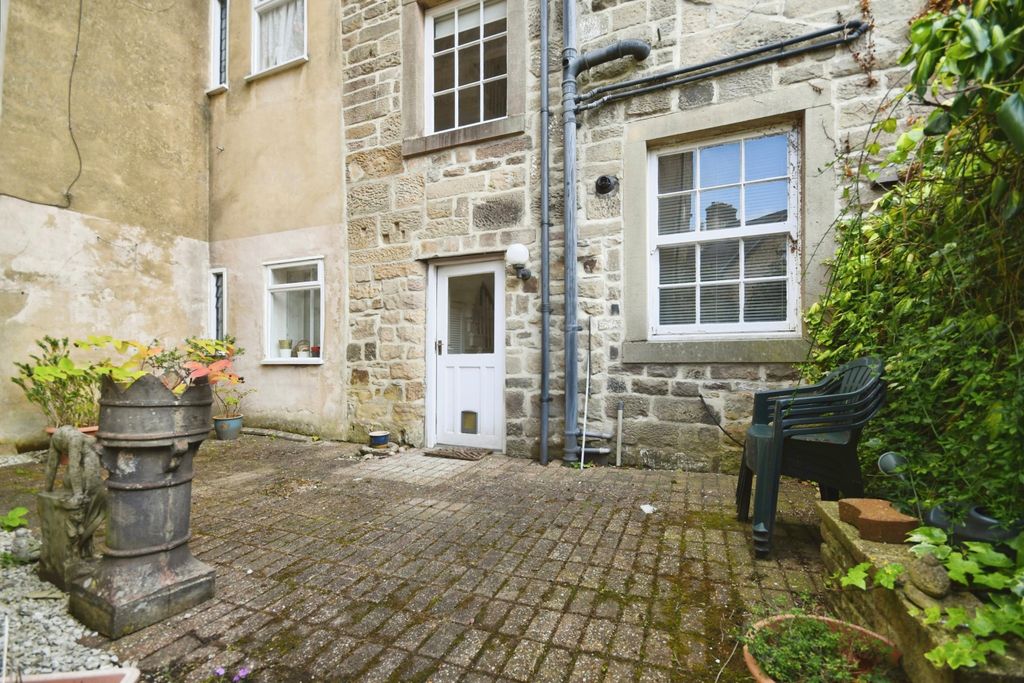 Property photo 2 of 17 Back