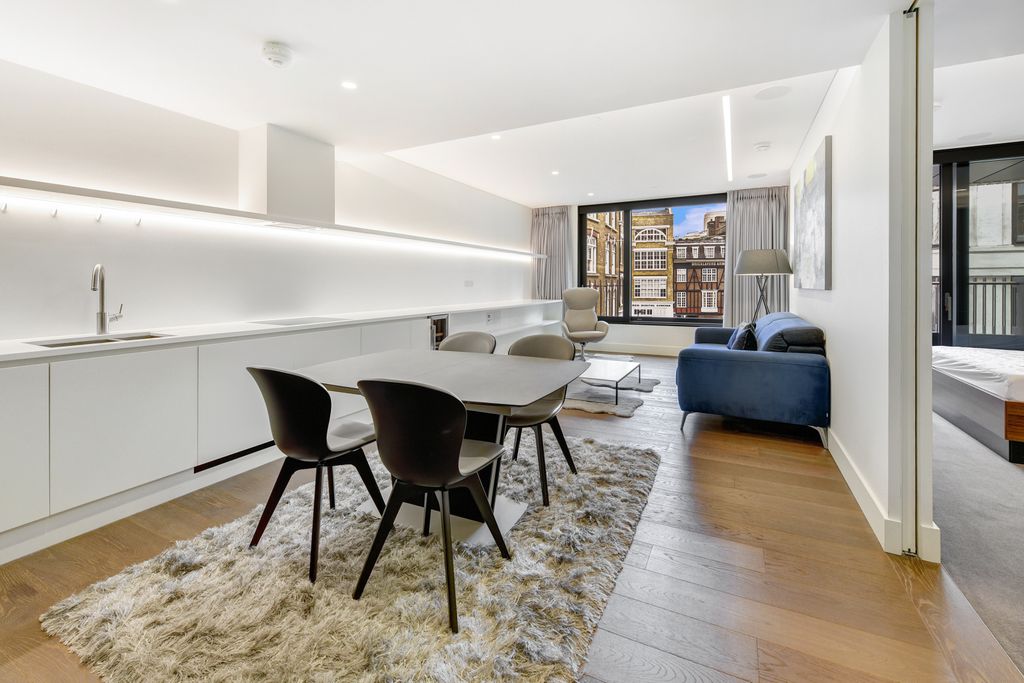 Property photo 1 of 7 Dining/Kitchen