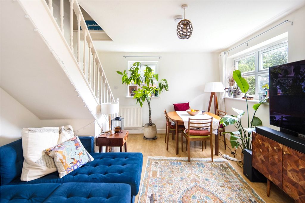 Property photo 1 of 11 Living Room