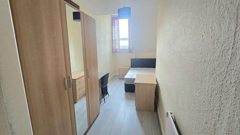 Property photo 1 of 11 Bright, Simply Furnished Single Bedroom With A Lar...