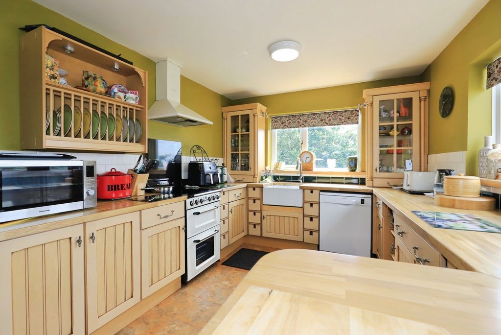 Property photo 2 of 20 Breakfast Kitchen