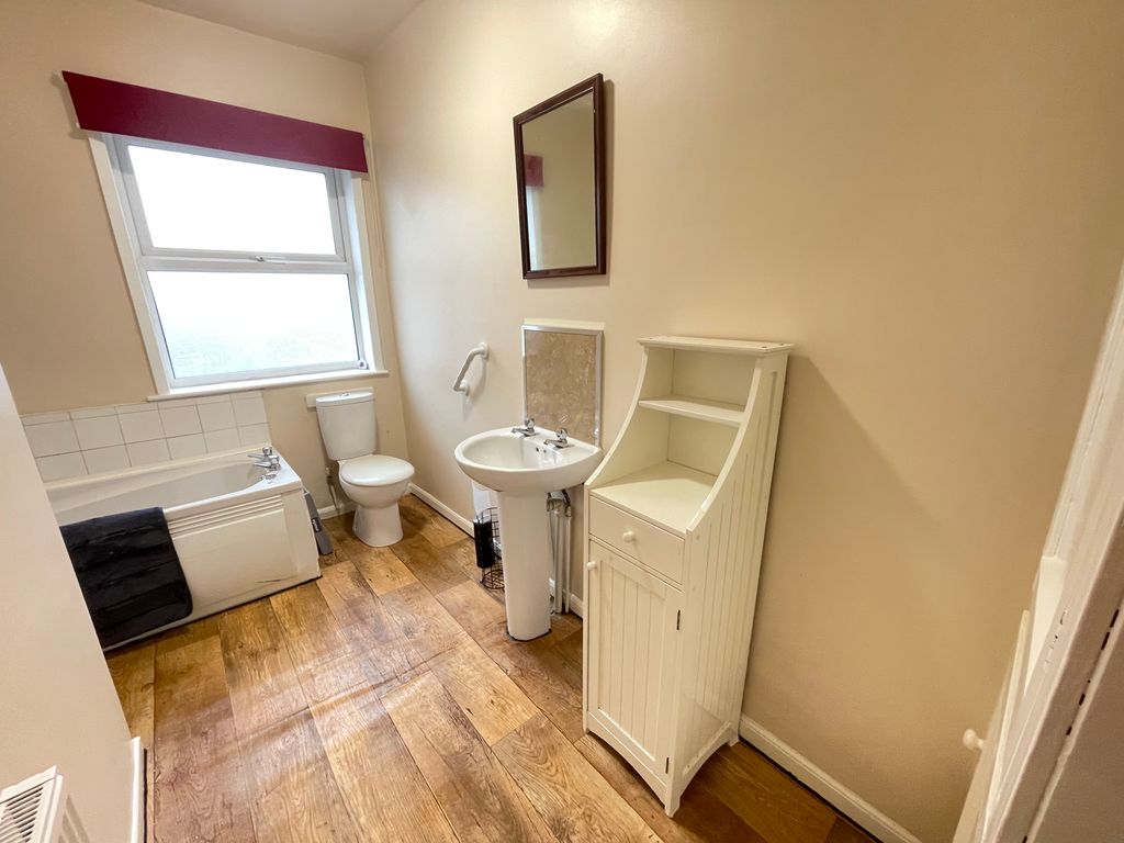 Property photo 3 of 8 Bathroom 