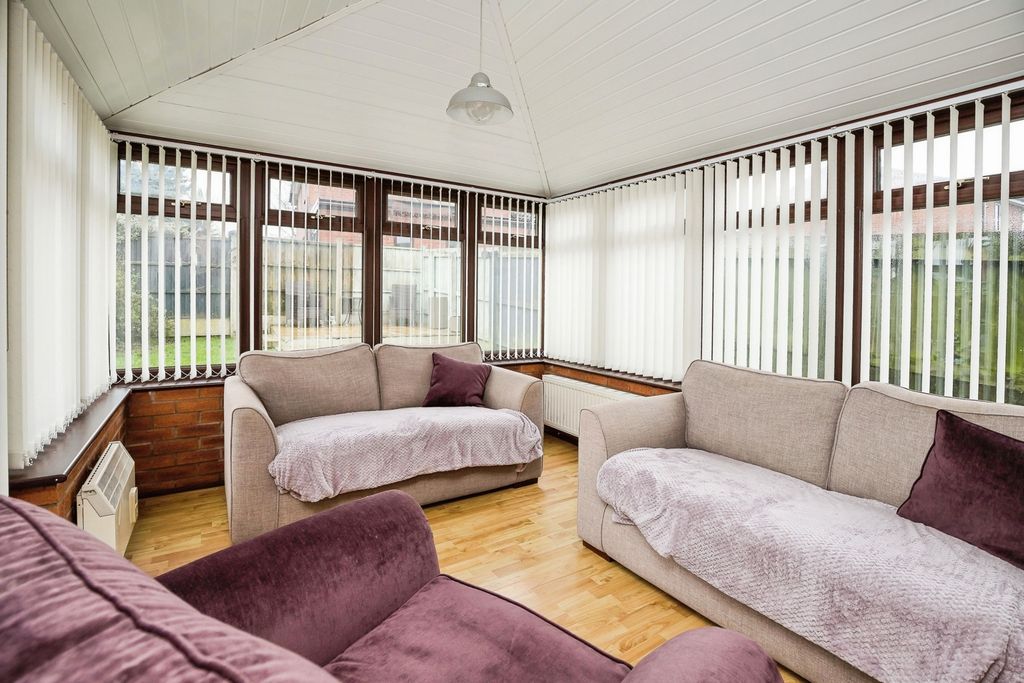 Property photo 3 of 20 Conservatory