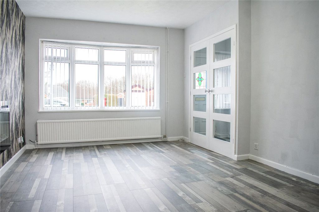 Property photo 3 of 19 Lounge