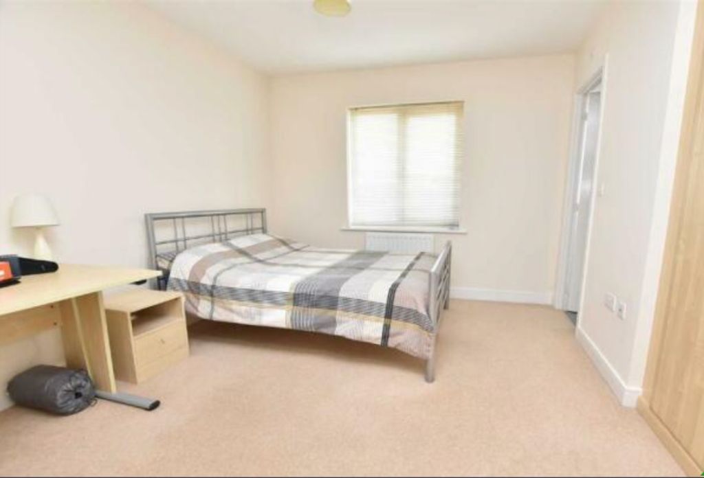 Property photo 1 of 9 Bright And Tidy Double Bedroom Featuring A Large W...