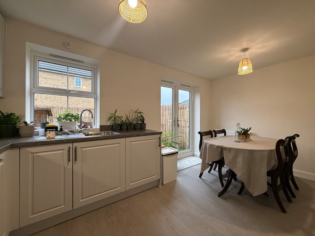 Property photo 3 of 11 Kitchen