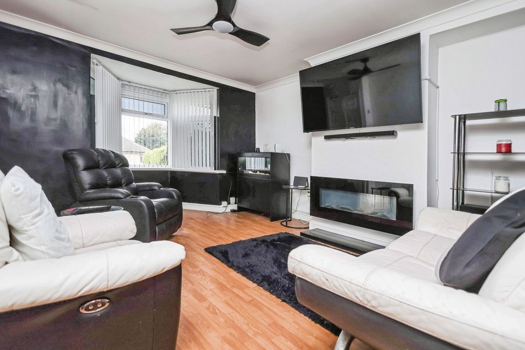 Property photo 2 of 17 Lounge