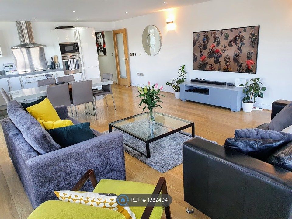 Property photo 3 of 34 Spacious Open Plan Lounge