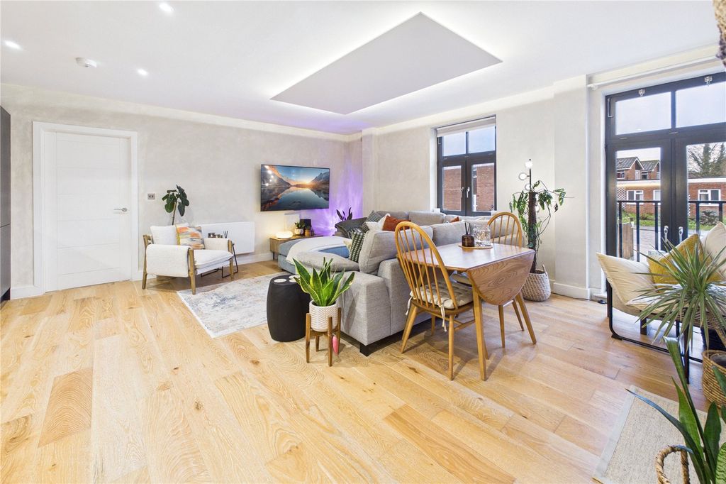 Property photo 2 of 19 Living/ Dining Room